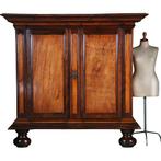 Koloniale kast  ca 1700  museale kwaliteit in massief paliss, Antiek en Kunst, Antiek | Meubels | Kasten, Ophalen of Verzenden
