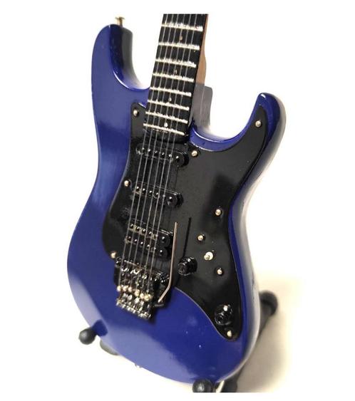 Miniatuur Fender Stratocaster gitaar met gratis standaard, Verzamelen, Muziek, Artiesten en Beroemdheden, Pop, Beeldje of Miniatuur