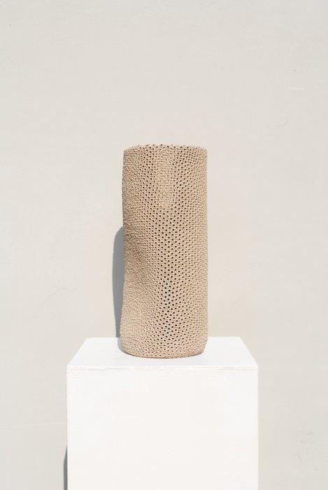 Gilles Caffier - Vaas - Steengoed - Vaas Percé met de hand, Antiek en Kunst, Kunst | Designobjecten