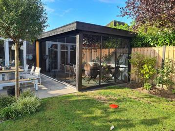 Overkapping en tuinhuis met glasschuifwanden beschikbaar voor biedingen