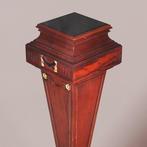 Zeer hoge zuil of pedestal in notenhout met zwart en goud No, Antiek en Kunst, Ophalen of Verzenden