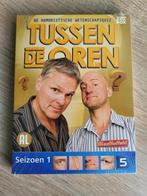 DVD - Tussen De Oren - Seizoen 1, Cd's en Dvd's, Dvd's | Tv en Series, Komedie, Alle leeftijden, Gebruikt, Verzenden