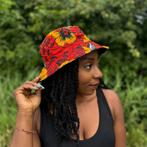 Bucket hat / Vissershoedje met Afrikaanse print - Rode Flowe, Kleding | Heren, Hoeden en Petten, Ophalen of Verzenden, Nieuw