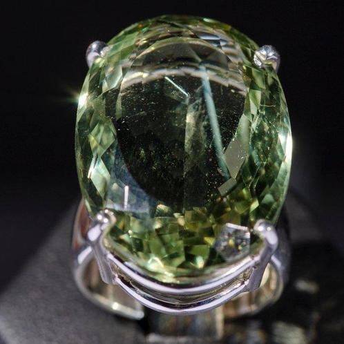 Grote groene kwarts - prasioliet, gezet in zilveren ring, Verzamelen, Mineralen en Fossielen