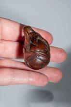 Een fijn houten netsuke van een aubergine, gesneden met