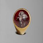 Oud-Grieks Goud, Granaat Ring met de God Eros gegraveerd in