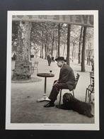 Robert Doisneau (1912 - 1994) - Jacques Prévert à une table, Antiek en Kunst