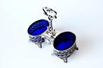 Zoutvat - .950 zilver - met blauwe glazen voeringen, Antiek en Kunst, Antiek | Goud en Zilver