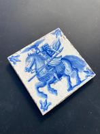 Tegel - Antieke Delfts blauwe tegel met een soldaat op een