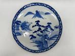 Oud Imari aardewerk blauw en wit rond bord, landschap -