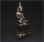 Grand Bouddha Maravijaya en bois laqué et doré - sculptuur -