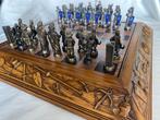 Schaakspel - Figuren van bronslegering en houten plank met