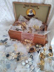 Themacollectie - Doos met vintage metalen knopen beschikbaar voor biedingen