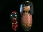 Set van 2 / Japanse houten Kokeshi-pop (H:15-22cm) - Hout -, Antiek en Kunst