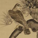 Havik op dennenboom - Met handtekening Nanrei  - Zijde -