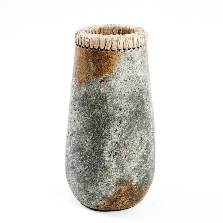 Vaas Antiek Grijs – terracotta met raffia detail in, Huis en Inrichting, Woonaccessoires | Vazen, Verzenden