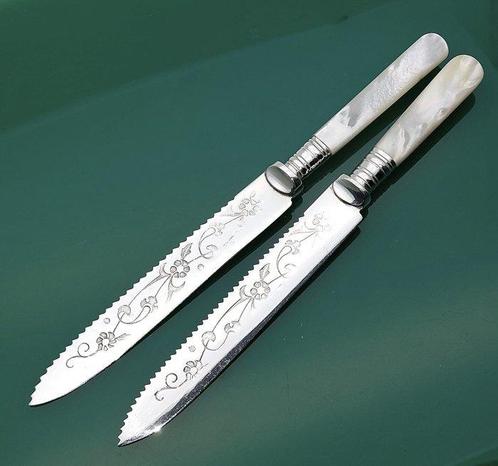 Taartmes (2) - stel cakemessen met parelmoer heft -, Antiek en Kunst, Antiek | Meubels | Tafels