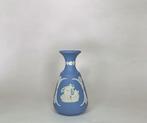 Wedgwood - Eenbloemige vaas - Offer Sacrifice aan Cupido,, Antiek en Kunst