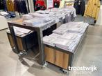 Online Veiling: Mobiele Presentatietafel Met Twee Banken