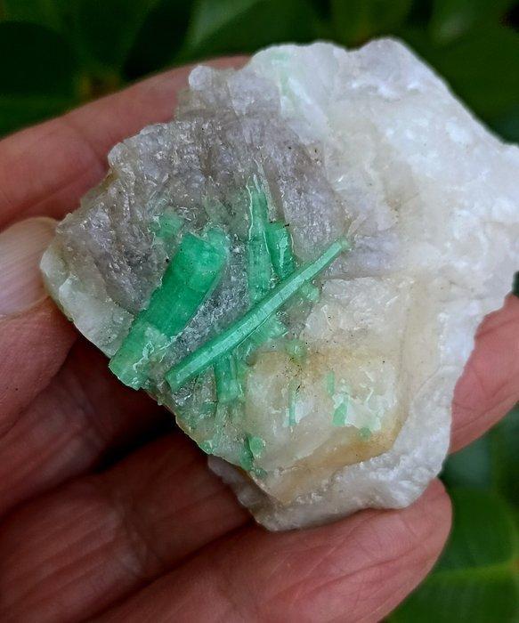 ruwe smaragd kristallen op gang - Hoogte: 52 mm - Breedte:, Verzamelen, Mineralen en Fossielen