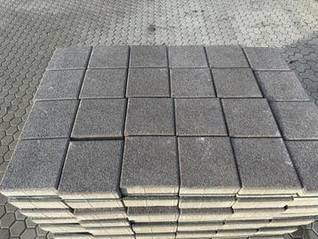 Veiling - 122 M2 Betonsteen Bruin Met Facet 20x20x8 Cm beschikbaar voor biedingen