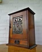 Arts & Crafts smokers cabinet met grote koperplaat met