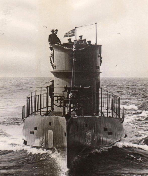 Tillhor - WW2 German U-Boot at sea with Nazi flag in the, Antiek en Kunst, Kunst | Designobjecten