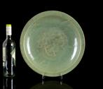 Een grote Chinese Longquan-schotel / dienblad (38,6 cm ø). -, Antiek en Kunst