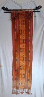 Ikat aan houten hanger - Indonesië  (Zonder Minimumprijs)