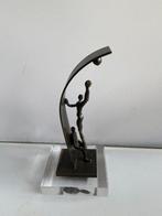 Corry - Beeldje - Met hulp de gouden bal bereiken Samen