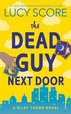 Riley Thorn-The Dead Guy Next Door 9781728295176 Lucy Score, Verzenden, Gelezen, Lucy Score