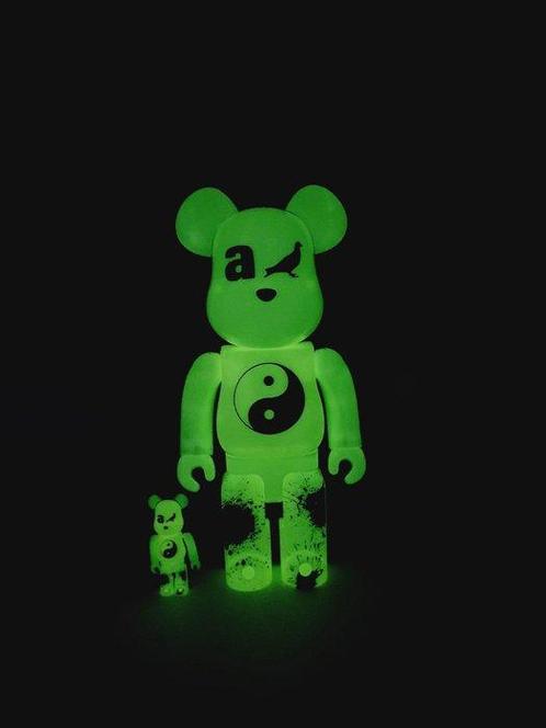 Atmos - Be@rbrick x atmos x Staple V4 400% & 100% Bearbrick, Antiek en Kunst, Kunst | Designobjecten