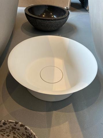Waskom wit Ø40 cm – 14 cm hoog | Mat solid surface design beschikbaar voor biedingen