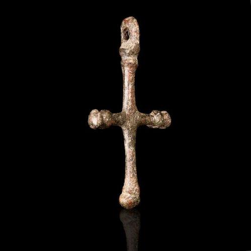 Middeleeuwen, kruisvaardersperiode Bronzen kruis hanger, Antiek en Kunst, Antiek | Overige Antiek