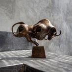 sculptuur, Bronze Sculpture of a Striking Bull - with base -
