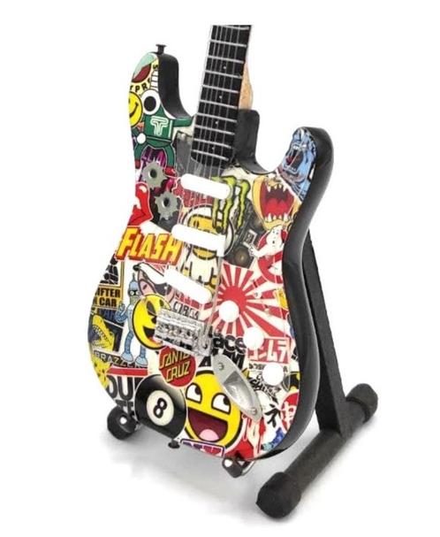 Miniatuur Fender Stratocaster gitaar met gratis standaard, Verzamelen, Muziek, Artiesten en Beroemdheden, Pop, Beeldje of Miniatuur