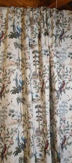Exclusief oosters stoffen patroon met vogels en planten -