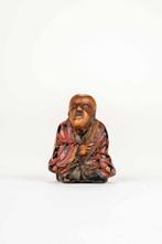 Een polychroom houtlak netsuke voorstellende een monnik met, Antiek en Kunst