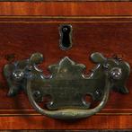 Klein Engels mahonie kabinet feestelijk ingelegd met satijnh, Antiek en Kunst, Antiek | Meubels | Kasten, Ophalen of Verzenden