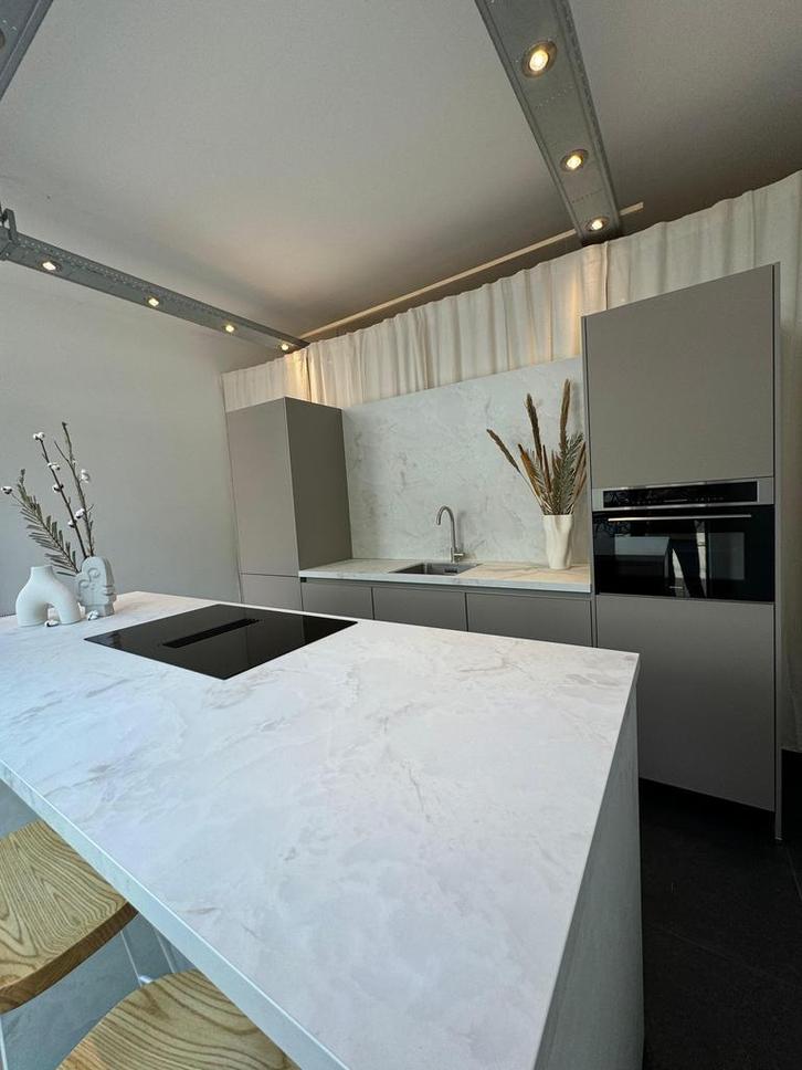 Showroomkeuken, Huis en Inrichting, Keuken | Complete keukens, Hout, Greeploos, Overige kleuren, Nieuw, Overige typen, Ophalen