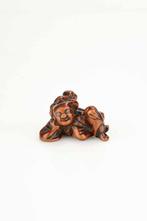 Een boxwood netsuke van een slapende sarumawashi met een aap, Antiek en Kunst