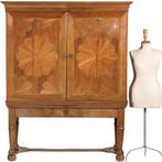 Blond Kruisvoetkabinet ca 1690 op foedraalpoten met geometri, Antiek en Kunst, Antiek | Meubels | Kasten, Ophalen of Verzenden