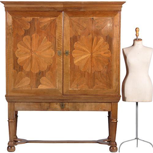 Blond Kruisvoetkabinet ca 1690 op foedraalpoten met geometri, Antiek en Kunst, Antiek | Meubels | Kasten, Ophalen of Verzenden