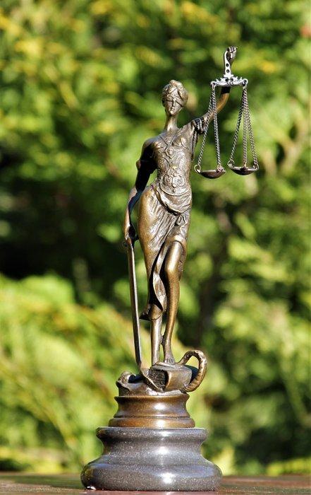Beeld, Vrouw justitia - 23 cm - brons marmer, Antiek en Kunst, Kunst | Designobjecten