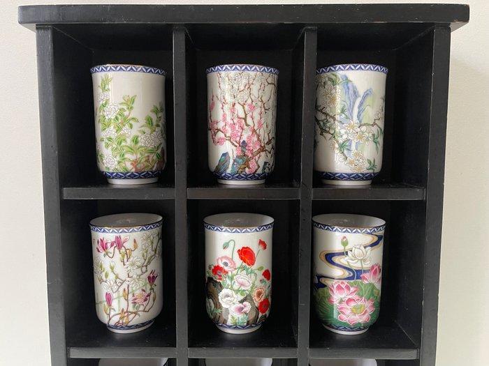 Wandkastje met 12 porseleinen Vaasjes - Kinuko Yamabe - Vaas, Antiek en Kunst, Curiosa en Brocante