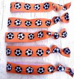 Armband/haarelastiek Voetbal oranje of zwart/wit, Verzamelen, Sportartikelen en Voetbal, Nieuw, Overige typen, Overige binnenlandse clubs