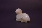 Chinese uitgehouwen hardstenen figuur van een liggende ram,