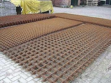 Schutting van betonmatten , en hardhoutenpalen . beschikbaar voor biedingen
