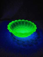 Coupe en verre vert uranium (années 1930–1950) - Fruitschaal, Antiek en Kunst