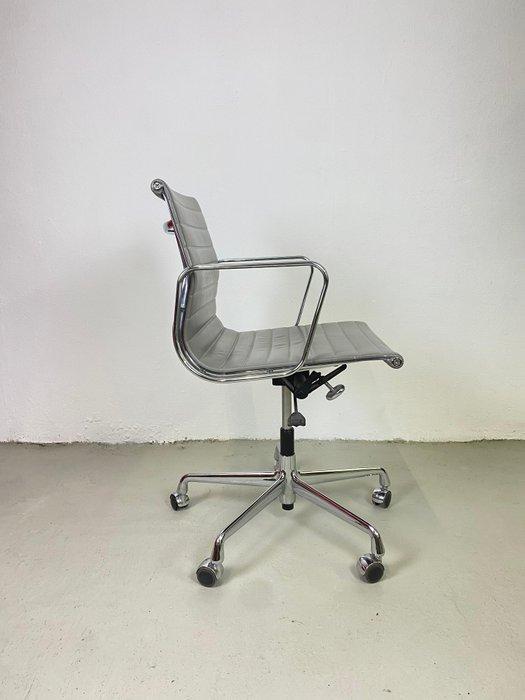 Vitra - Charles & Ray Eames - Fauteuil - EA118 - Staal,, Antiek en Kunst, Antiek | Meubels | Stoelen en Banken